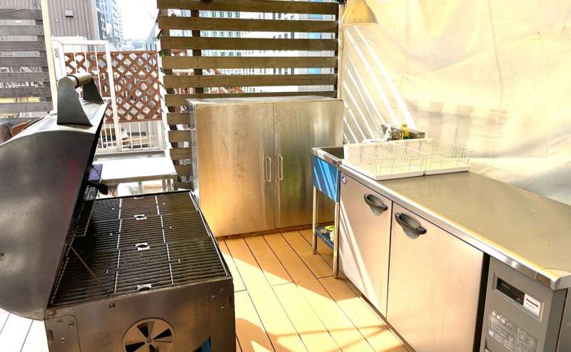 本格的なBBQグリルに大型冷蔵庫。