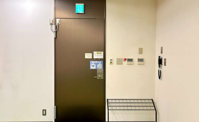 【電気や空調スイッチは入り口にございます。（ご退室の際は必ずOFFにしてください。）】