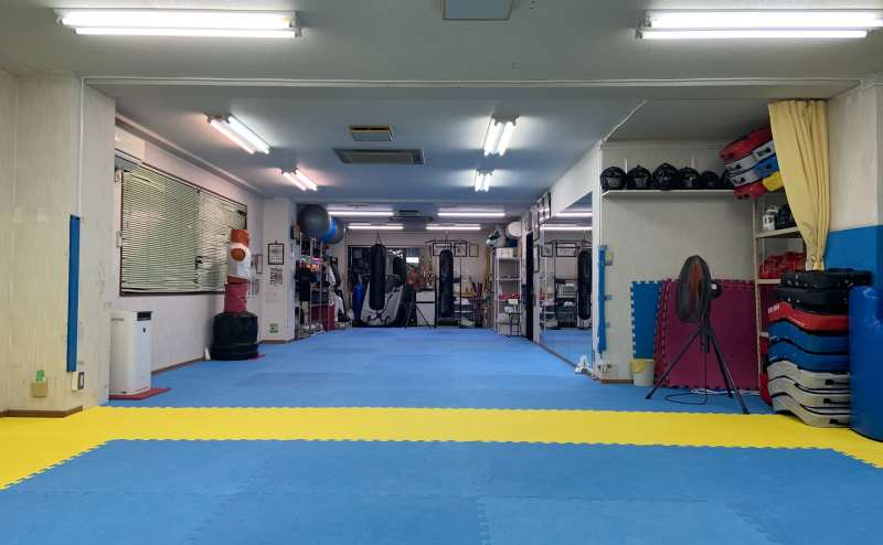 110㎡の広さ　側面鏡張り　床はジョイントマットを敷いています