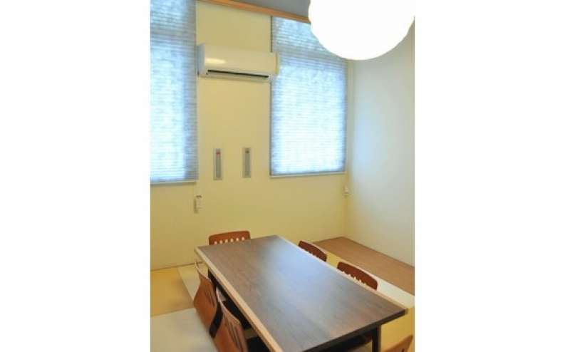 大きな窓から地下1階とは思えない明るい採光