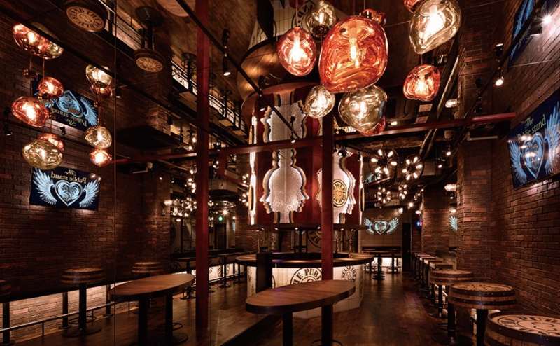 きらびやかな照明でちょっとした非日常空間です。