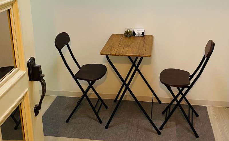 入り口のテーブルと椅子