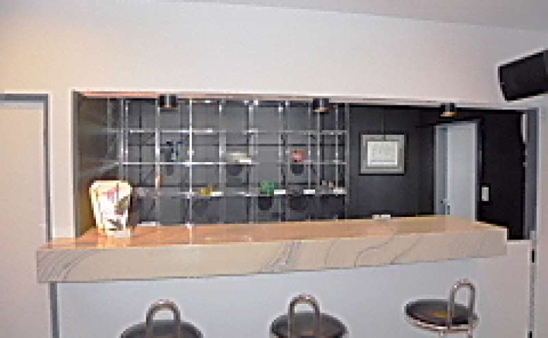 接待カウンター内背面にも展示棚があります