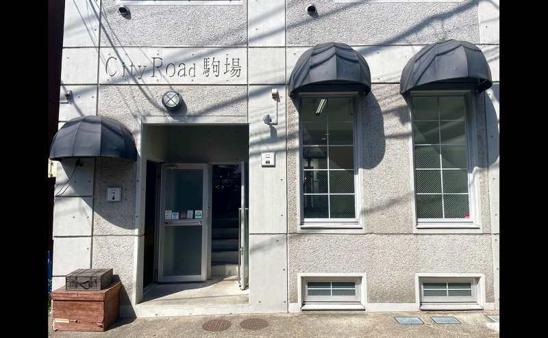 外観。右傘２つがポップアップストア。左傘地下がカフェスペース。