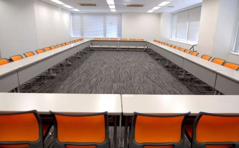 室内は明るくゆったりとくつろげる空間