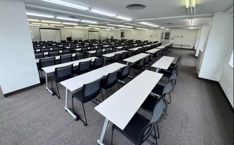 【机と机の間隔は充分あるので、大人数でも狭く感じにくいです】 - TIME SHARING 新宿7Aの写真