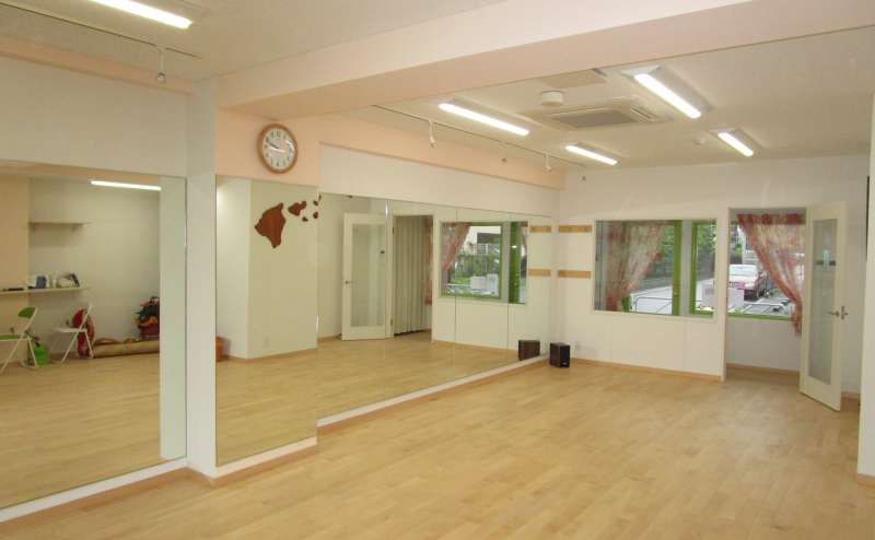 レンタルスペース 【つつじヶ丘駅南口徒歩１分】京王線急行停車駅近 ダンススタジオ 格安 壁面鏡 Wi-Fi無料 窓あり 換気良し ロールカーテン完備 足裏に優しい床材/ダンス ヨガ 塾 教室 会議/スタジオKahi