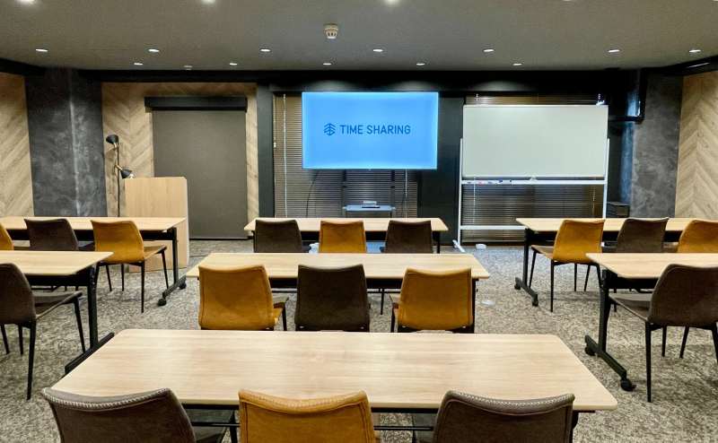 【会議室内の75インチモニター、司会台、ホワイトボードなどの備品は全て無料でお使いいただけます】 - TIME SHARING 田町赤羽橋 8Aの写真