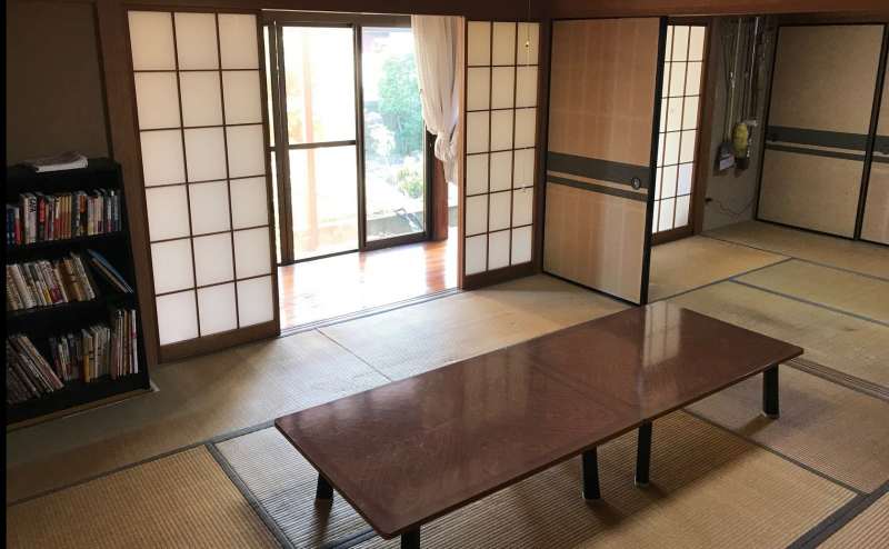 縁側から差し込む光で、日中は明るいです。