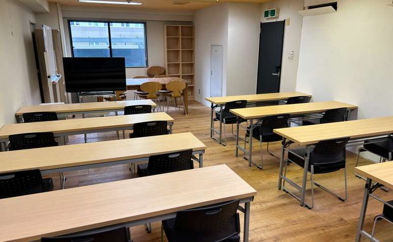 会議テーブルと作業テーブルが１部屋に設置されています