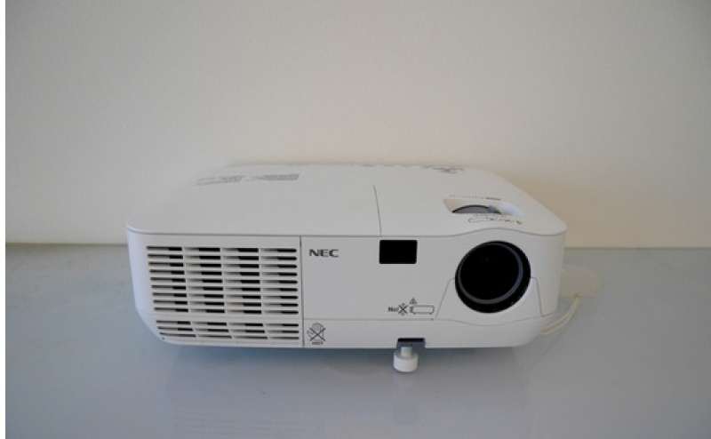 プロジェクターなど有料備品も格安でご提供