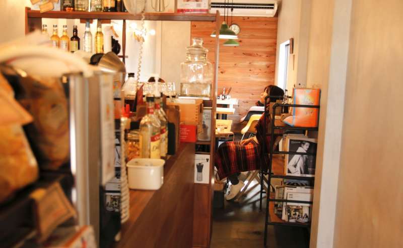 1Fカフェ　内装の様子です　光が差すあたたかな雰囲気です