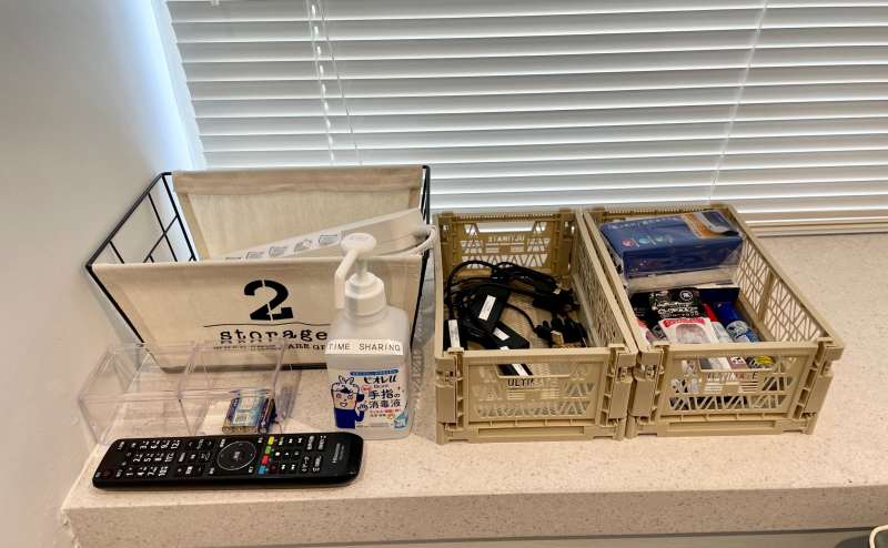 【窓際に延長コードや各種変換機、除菌スプレーを設置しています】 - TIME SHARING 六本木 第6DMJビル 4Bの写真