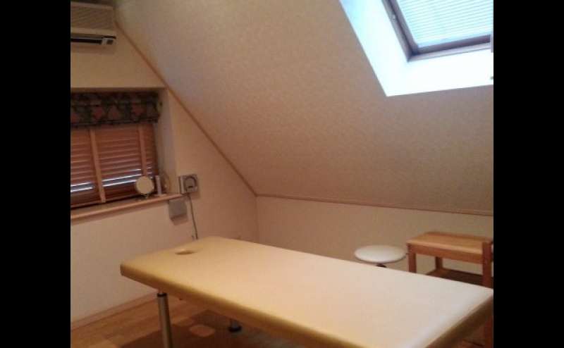 【広尾駅徒歩１分】閑静な住宅街  駅近の施術室 一軒家の3階  大きな窓からの明るい光が嬉しい  マッサージベッド完備でリーズナブル / ３階 H3 / Inspire Space Hiroo