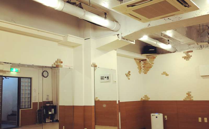 鏡もあるのでダンスに最適