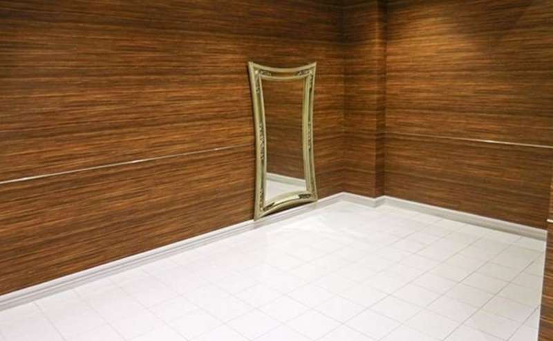 茶色を基調とした上品なエントランスホール