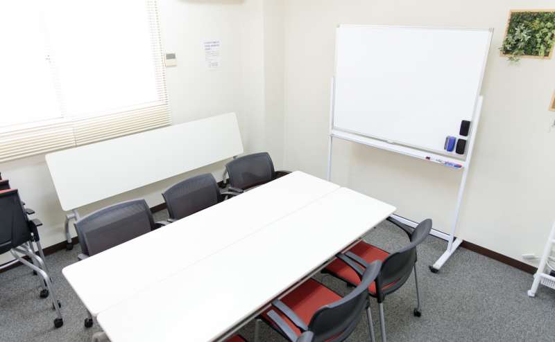 少人数向け貸し会議室「みーてぃんぐすぺーす本町」は、赤いイスがモダンでおしゃれと人気です。