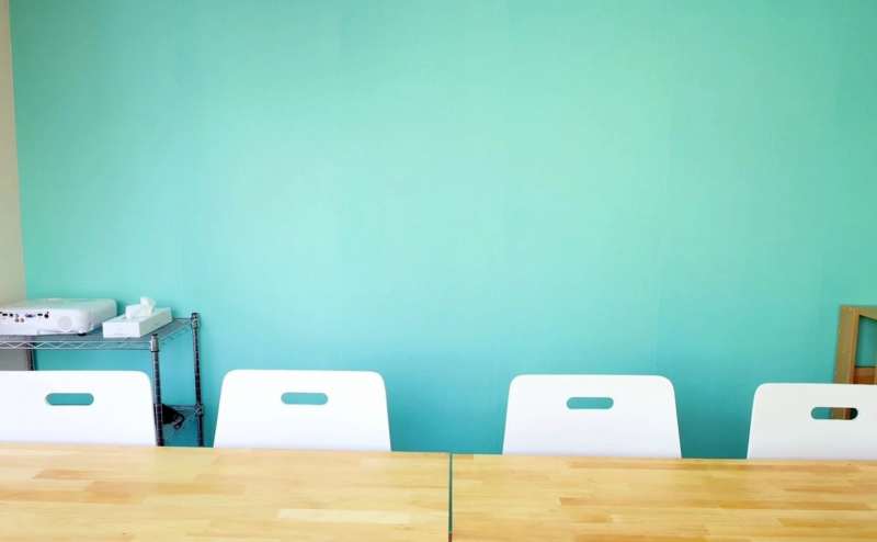 カフェ風のおしゃれな内装。ボドゲや趣味の会、読書会などお楽しみいただけます