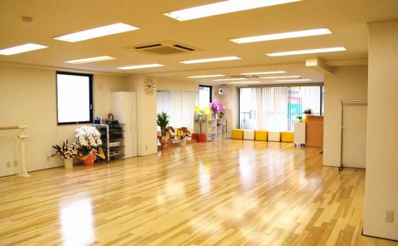 山手線内・京成ＪＲ日暮里駅より徒歩1分の好立地です。 東京都内、埼玉、千葉、神奈川、栃木など近隣県からのアクセスも良好です。風通しも良く、感染症対策にも最適です。