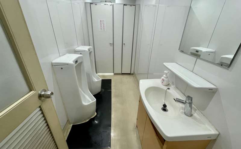 【男子トイレ：個室２、小便器１】 - TIME SHARING 新宿9Aの写真