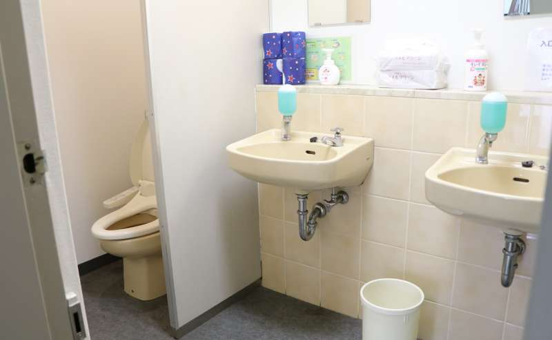 【階段上に女性トイレがございます】 - TIME SHARING 六本木 第6DMJビル 4Aの写真