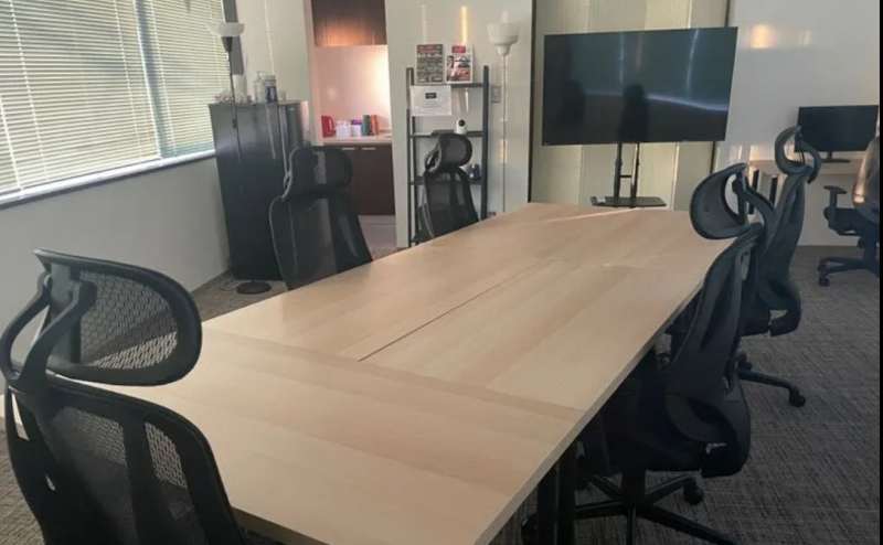 ゆったり使える1.2m幅の幅広デスクと高機能チェアを6つ配置。ゆったりとしています