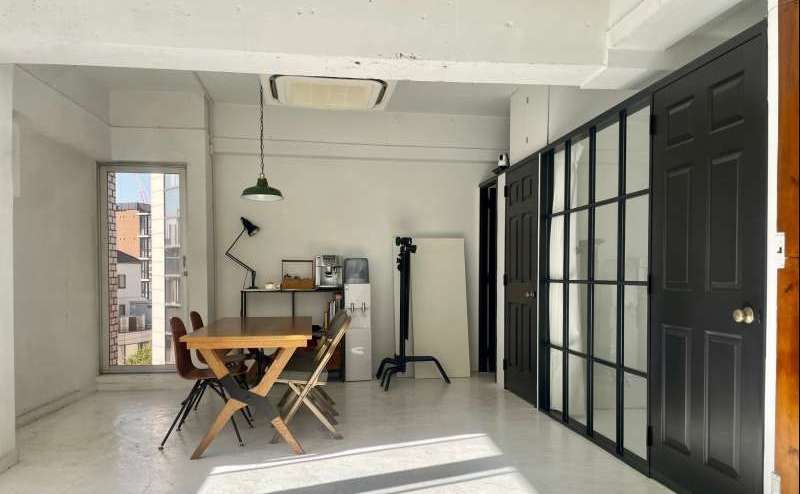 メイクルームのある西側エリアに向かって。自然光の明るい日差しが心地よいスペース