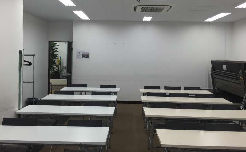 後方に机が置かれています。