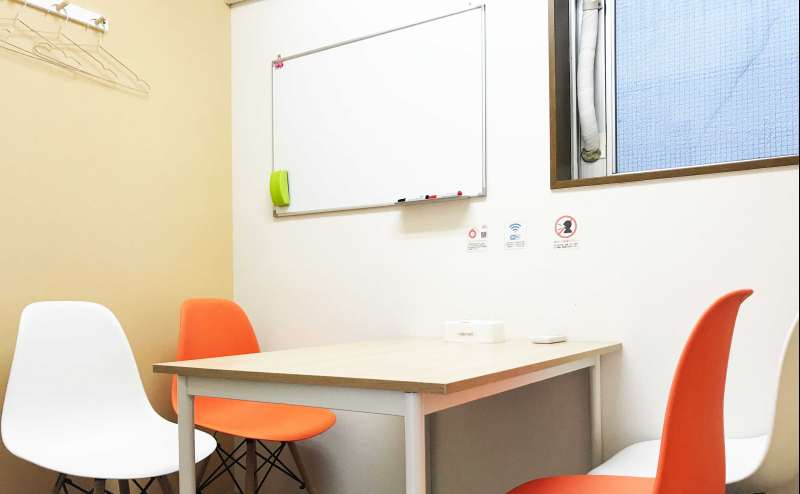 【池袋駅C1出口が目の前】（高速WiFi無料）カラメル・池袋西口店 C室（オレンジ）