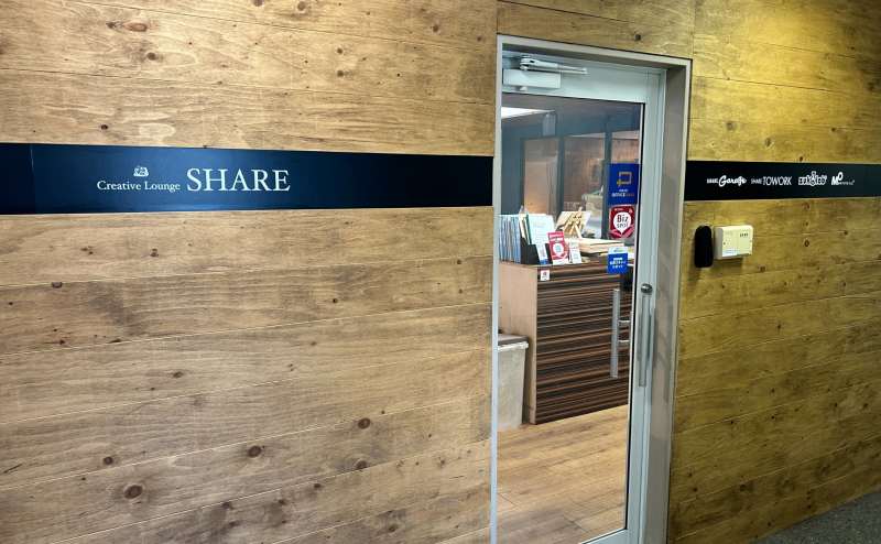 エレベーター降りると施設名が表示されていますが、会議室は奥です。