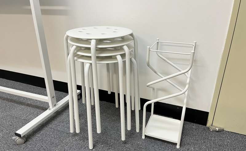 補助イスを含めると最大10名まで座れます。傘立てもあります。