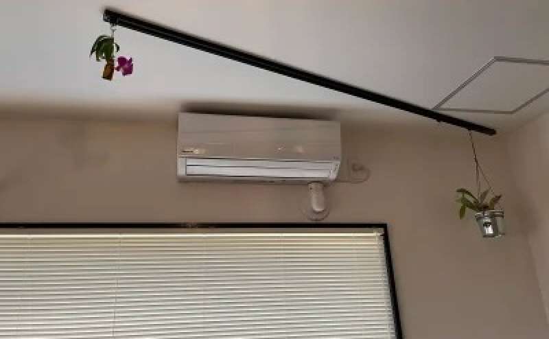 エアコンは窓際の上にございます。冷暖房完備で快適にご利用いただけます。ご利用は無料です