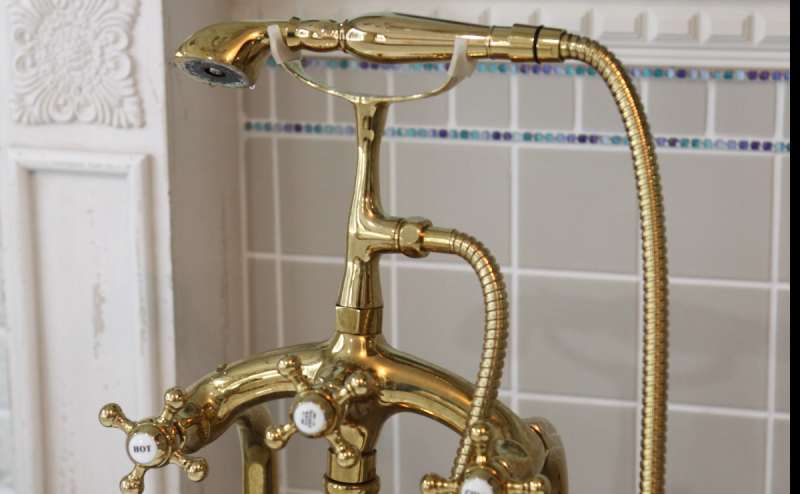 猫足バスタブにはシャワーが付いております。