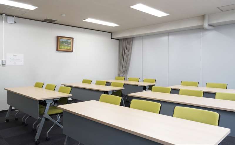 四谷三丁目駅徒歩2分と駅近＆リーズナブルな会議室です。※スクール形式　18名着席可能。