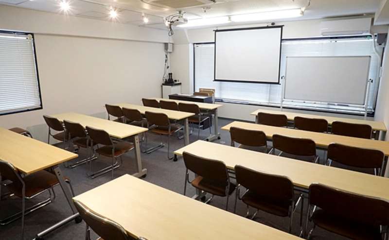 スクール形式なら3人掛けで24名、2名掛けで16名収容できます。研究会や勉強会に