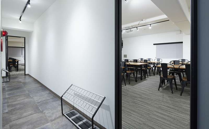 右が9Aの入り口です - TIME SHARING 四谷9Aの写真