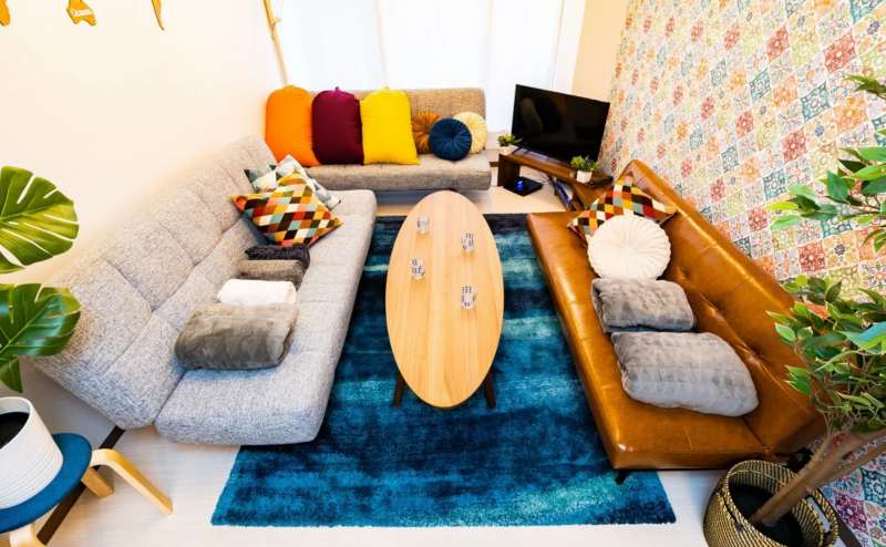 リビングにはソファ3つとクッションをたくさんご用意しています