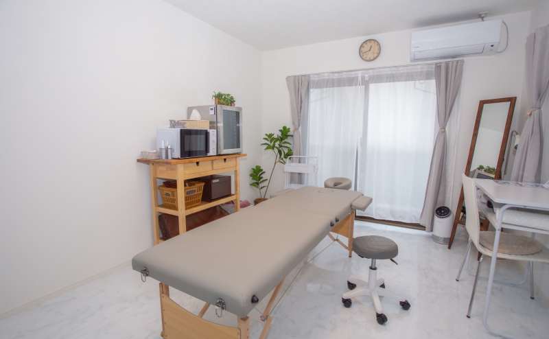 自然光の入る落ち着いたサロン