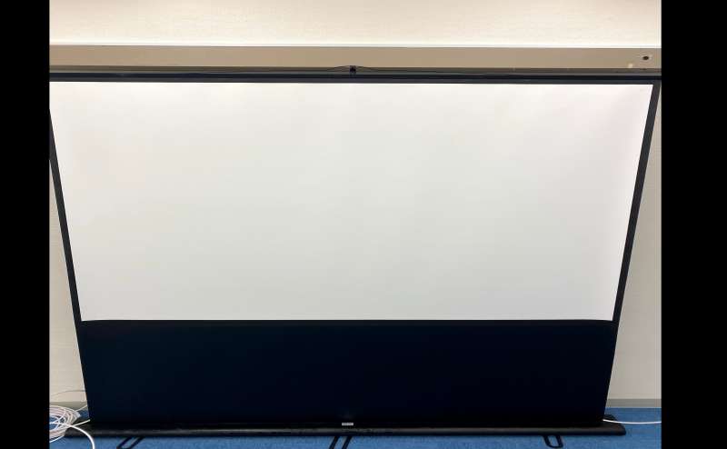 80インチ大型スクリーン