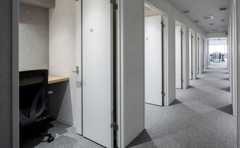 個室。990円/1H 防音・空調設備完備！