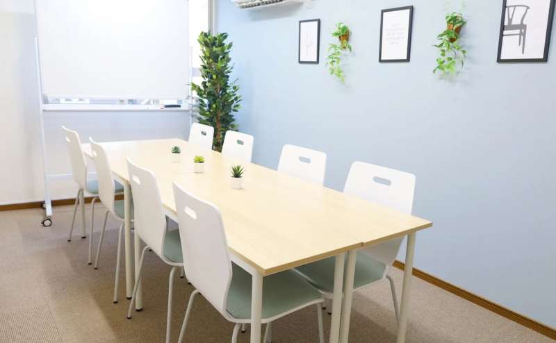 【川口駅東口徒歩3分】駅近レンタルスペース/12名（推奨8名）/高速Wi-Fi プロジェクターなど無料設備充実/靴のまま利用/会議 テレワーク 研修 セミナー 撮影など【みらいスペース川口】