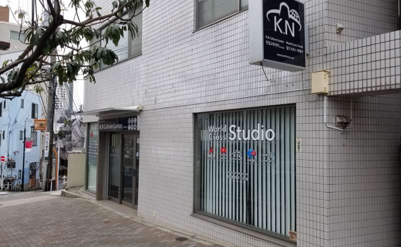 場所が1階なので日当たりのよく明るい雰囲気で行えます。すぐ近くにコンビニもあり、買い物にも便利です。