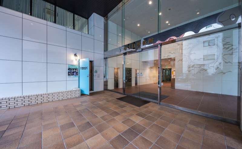 【建物正面入口_自動ドア】 - TIME SHARING 新宿御苑前 壱丁目参番館8Bの写真