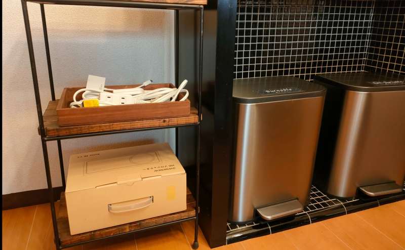 無償オプションで延長コードの貸し出し、少量のゴミ箱をご用意しております。