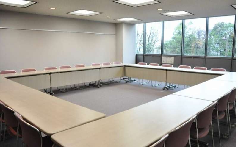 自然光の中で落ち着いたお時間をお過ごしいただけます