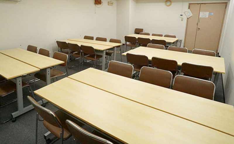 6名掛け5島のレイアウトができます。前方に窓のある明るいお部屋です