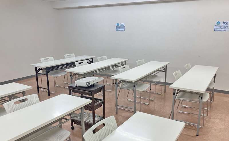 少人数の会議や打ち合わせ、面接会場等にちょうどよい広さとなっております。