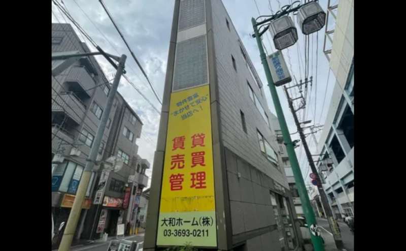 周辺はコンビニや飲食店の多い好立地です