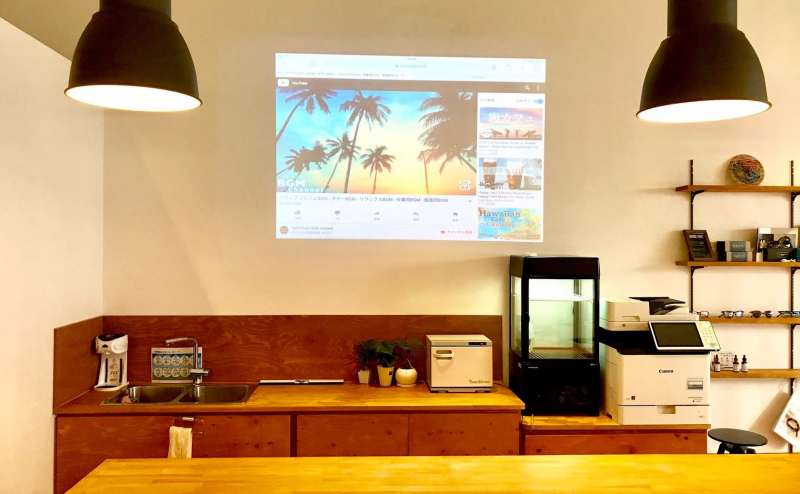 プロジェクターを設置しております　 携帯やパソコンなどの映像を大画面に写すことができます 部屋を明るくしていても、映像が見えやすいです