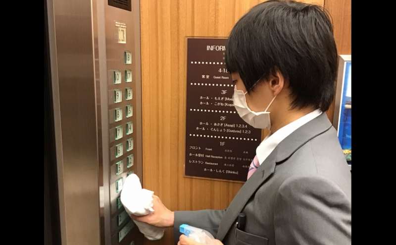 エレベーター、ドアノブなど共用部分は定期的に消毒いたします